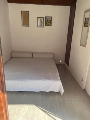 Linda suite com banheiro,em casa de vila